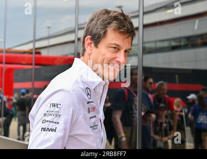 Towcester, Großbritannien. 08. Juli 2023. Silverstone, Towcester, Northamptonshire, Großbritannien, am 08 2023. Juli. Toto Wolff trifft am 08 2023. Juli während des Formel 1 Aramco British Grand Prix in Silverstone, Towcester, Northamptonshire, Großbritannien, im Paddock ein. Kredit: Francis Knight/Alamy Live News Stockfoto