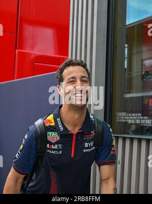 Towcester, Großbritannien. 08. Juli 2023. Silverstone, Towcester, Northamptonshire, Großbritannien, am 08 2023. Juli. Daniel Ricciardo kommt am 08 2023. Juli während des Formel 1 Aramco British Grand Prix in Silverstone, Towcester, Northamptonshire, Großbritannien, im Paddock an. Kredit: Francis Knight/Alamy Live News Stockfoto