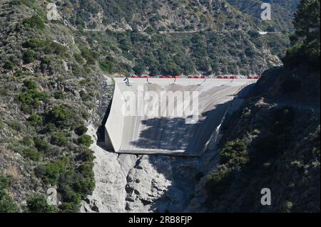 Der San Gabriel Dam am am San Gabriel River im Los Angeles County, Kalifornien, liegt im Angeles National Forest. Stockfoto