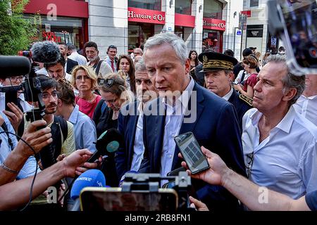 Marseille, Frankreich. 07. Juli 2023. Der französische Wirtschafts- und Finanzminister Bruno Le Maire beantwortet während seines Besuchs in Marseille die Fragen von Journalisten. Der französische Wirtschafts- und Finanzminister Bruno Le Maire besucht Marseille, um Geschäftsinhaber zu treffen, deren Läden bei Unruhen beschädigt und geplündert wurden, nachdem ein 17-jähriger Junge von einem Polizisten im Pariser Vorort Nanterre erschossen wurde. Nahels Tod löste vier aufeinanderfolgende Nächte von Unruhen aus, in denen Jugendliche mit der Polizei zusammenstießen, Autos und öffentliche Gebäude niederbrannten und Geschäfte zertrümmerten und plünderten. Kredit: SOPA Ima Stockfoto