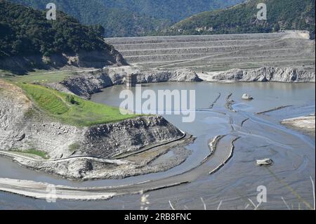 Der San Gabriel Dam am am San Gabriel River im Los Angeles County, Kalifornien, liegt im Angeles National Forest. Stockfoto