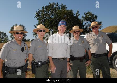 Besuch von Minister Dirk Kempthorne im Santa Monica Mountains National Recreation Area, Kalifornien, zur Inspektion von Projekten zur Reduzierung von Wildbränden und zu Gesprächen mit Santa Monica Mountains Superintendent Woody Smeck und seinen Mitarbeitern sowie mit Feuerwehrbeamten und Personal des National Park Service, Los Angeles County Fire Department, Und die Feuerwehr von Ventura County Stockfoto