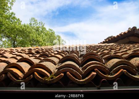 Dachdetails unter blauem Himmel Stockfoto