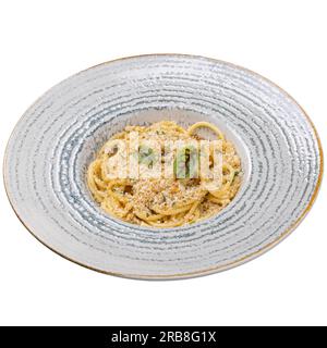 Spaghetti mit Brotkrumen, Pfefferkrumen und Parmesan, Pasta-Menü im Restaurant auf weißem Hintergrund Stockfoto