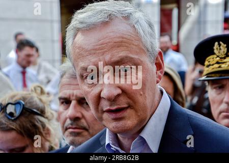 Marseille, Frankreich. 07. Juli 2023. Bruno Le Maire, französischer Wirtschafts- und Finanzminister, bei seinem Besuch in Marseille. Der französische Wirtschafts- und Finanzminister Bruno Le Maire besucht Marseille, um Geschäftsinhaber zu treffen, deren Läden bei Unruhen beschädigt und geplündert wurden, nachdem ein 17-jähriger Junge von einem Polizisten im Pariser Vorort Nanterre erschossen wurde. Nahels Tod löste vier aufeinanderfolgende Nächte von Unruhen aus, in denen Jugendliche mit der Polizei zusammenstießen, Autos und öffentliche Gebäude niederbrannten und Geschäfte zertrümmerten und plünderten. (Foto: Gerard Bottino/SOPA Images/Sipa USA) Guthaben: SIPA USA/Alamy Live Ne Stockfoto