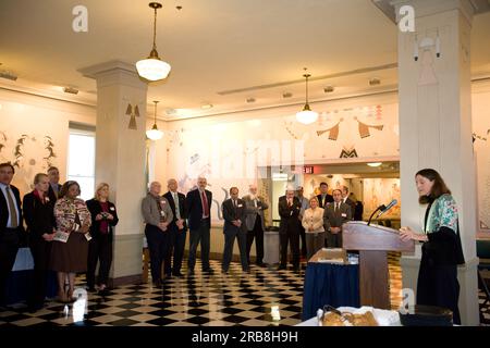 Empfang und Preisverleihung im Hauptinneren zu Ehren der Arbeit des Bundesbeirats für die Beurteilung und Wiederherstellung von Schäden an natürlichen Ressourcen, wobei der stellvertretende Sekretär P. Lynn Scarlett unter den hochrangigen Beamten anwesend ist Stockfoto