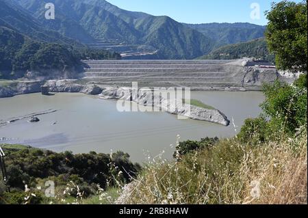 Der San Gabriel Dam am am San Gabriel River im Los Angeles County, Kalifornien, liegt im Angeles National Forest. Stockfoto