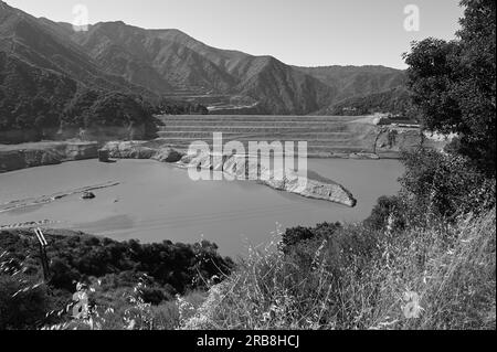 Der San Gabriel Dam am am San Gabriel River im Los Angeles County, Kalifornien, liegt im Angeles National Forest. Stockfoto