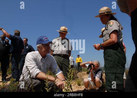 Besuch von Minister Dirk Kempthorne im Santa Monica Mountains National Recreation Area, Kalifornien, zur Inspektion von Projekten zur Reduzierung von Wildbränden und zu Gesprächen mit Santa Monica Mountains Superintendent Woody Smeck und seinen Mitarbeitern sowie mit Feuerwehrbeamten und Personal des National Park Service, Los Angeles County Fire Department, Und die Feuerwehr von Ventura County Stockfoto