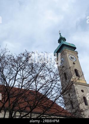 München - 31. 2022. Dezember: Der Kirchturm von St. Peter, berühmt für seinen Blick über die Stadt. Stockfoto