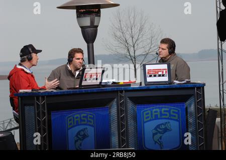 Teil der Mike and Mike Show von ESPN Radio, die gemeinsam von Mike Greenberg und Mike Golic beim Bassmasters Classic Professional Fishing Turnier in Greenville, South Carolina, ausgerichtet wird, mit Gastauftritt von Minister Dirk Kempthorne Stockfoto