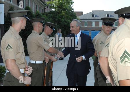 Besuch von Minister Dirk Kempthorne in den Marine Barracks, Washington, D.C., USA Der älteste Posten der Marine Corp und ein nationales historisches Wahrzeichen Stockfoto