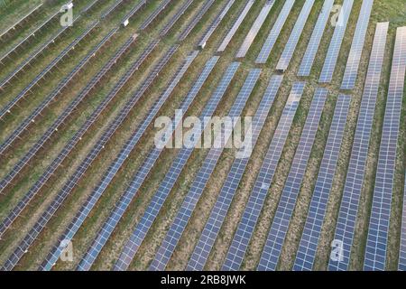 Modernes Solarkraftwerk, Photovoltaik-Paneele grüne Energie Stromerzeugung, neues Kraftwerk, europäische Energiekrise 2022, Green Deal, Tschechische republik Stockfoto