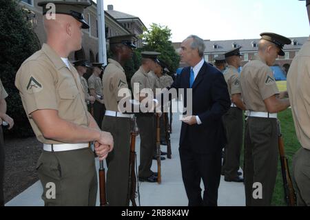 Besuch von Minister Dirk Kempthorne in den Marine Barracks, Washington, D.C., USA Der älteste Posten der Marine Corp und ein nationales historisches Wahrzeichen Stockfoto