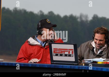 Teil der Mike and Mike Show von ESPN Radio, die gemeinsam von Mike Greenberg und Mike Golic beim Bassmasters Classic Professional Fishing Turnier in Greenville, South Carolina, ausgerichtet wird, mit Gastauftritt von Minister Dirk Kempthorne Stockfoto