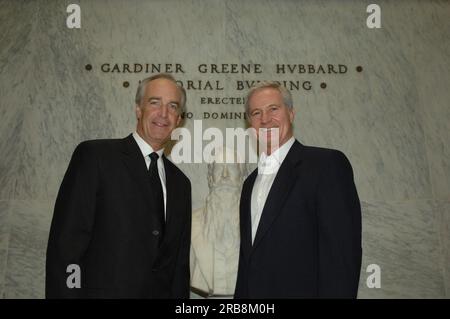 Unterschriftsveranstaltung im Hauptsitz der National Geographic Society (NGS) in Washington, D.C., für das Memorandum of Understanding zur Förderung des Geotourismus--Tourismus, der hilft, den ökologischen, kulturellen, ästhetischen, historischen Charakter und das Wohlergehen eines Ortes und seiner Bewohner zu erhalten oder zu nutzen--als kooperative Herangehensweise von Regierungsbehörden und privaten Partnern. Der Innenminister Dirk Kempthorne wurde zum NGS President und Chief Executive Officer John Fahey, Jr., zum NGS Executive Vice President Terry Garcia und zum National Park Service Director Mary Bomar, Landwirtschaftsminister für Naturressourcen Stockfoto