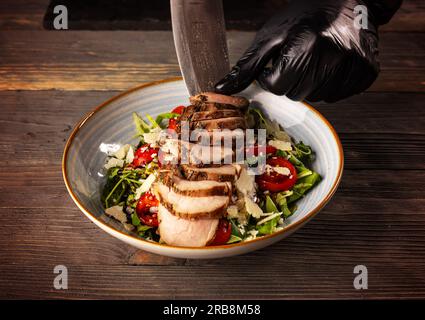 Salat ist servierbereit. Koch Ding letzte zweite Dekoration. Stockfoto