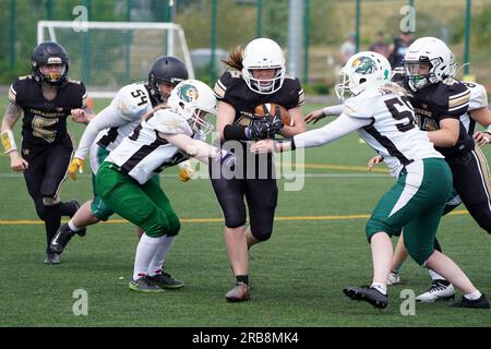 American-Football-Spielerin, die mit dem Ball läuft Stockfoto