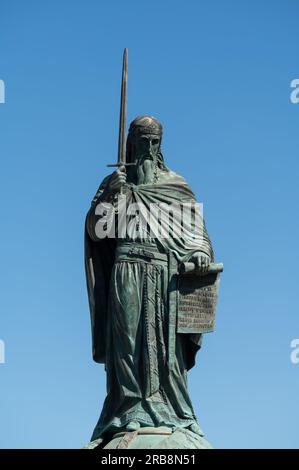 Belgrad, Serbien. 08. Juli 2023. Das Denkmal des mittelalterlichen serbischen Prinzen Stefan Nemanja steht auf dem Sava-Platz vor dem ehemaligen Hauptbahnhofgebäude. Kredit: Silas Stein/dpa/Alamy Live News Stockfoto