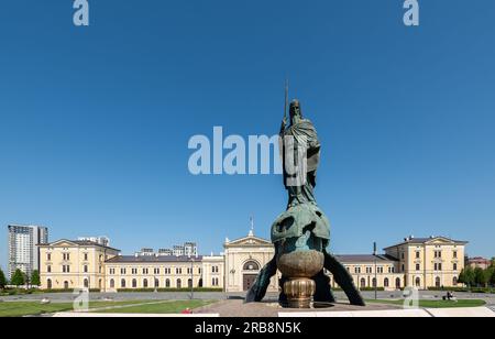 Belgrad, Serbien. 08. Juli 2023. Das Denkmal des mittelalterlichen serbischen Prinzen Stefan Nemanja steht auf dem Sava-Platz vor dem ehemaligen Hauptbahnhofgebäude. Kredit: Silas Stein/dpa/Alamy Live News Stockfoto