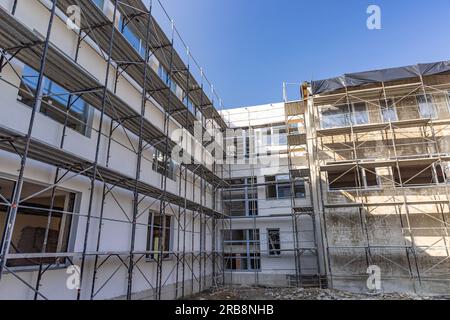 Im Bau befindliches Gebäude mit Gerüsten. Bruchteil des Gerüstgebäudes Stockfoto