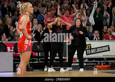 8. Juli 2023; John Cain Arena, Melbourne, Victoria, Australien: Suncorp Super Netball, Grand Final, Adelaide Thunderbirds gegen NSW Swifts; Tracey Neville Assistant Coach Tania Obst kann den Druck des engsten Spiels nicht aushalten Stockfoto