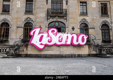 Enghien, Belgien, 7. Juli 2023. Lasemo Festival Logo vor dem Schloss Enghien. Stockfoto