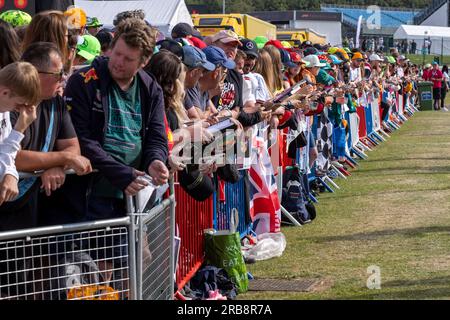 8. Juli 2023: Silverstone Circuit, Northamptonshire, England: Formel 1 2023 Aramco F1 Grand Prix: Qualifying Day; Fans treffen die Fahrer Stockfoto