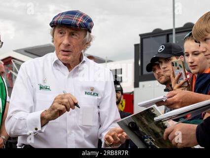 8. Juli 2023: Silverstone Circuit, Northamptonshire, England: Formel 1 2023 Aramco F1 Grand Prix: Qualifying Day; Jackie Stewart signiert ein Autogramm für einen Fan Stockfoto