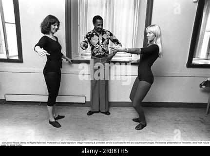 Die Pop-Gruppe ABBA. Die beiden weiblichen Mitglieder Anni-Frid Lyngstad und Agnetha Fältskog üben und trainieren in Vorbereitung auf die bevorstehende Folk Park Tour im Jahr 1975. Choreographin Graham Tainton leitet die Übungen. Er war Choreograph für Abba. 1975 Stockfoto