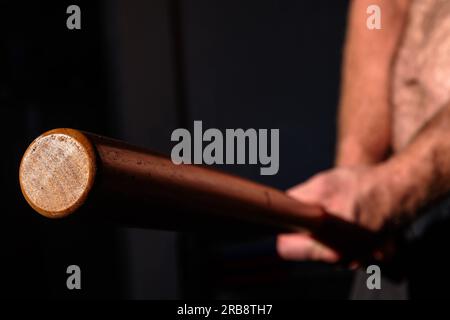 Abstrakte Aufnahme von Nahaufnahme des Baseballs schlecht gehalten von einem muskulösen Mann mit Körperbehaarung, Selbstverteidigungsmotiv, Sport, Sport, Hintergründe kopieren Space Web Stockfoto