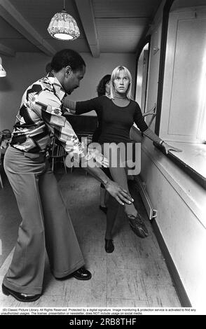Die Pop-Gruppe ABBA. Die beiden weiblichen Mitglieder Anni-Frid Lyngstad und Agnetha Fältskog üben und trainieren in Vorbereitung auf die bevorstehende Folk Park Tour im Jahr 1975. Choreographin Graham Tainton leitet die Übungen. Er war Choreograph für Abba. 1975 Stockfoto
