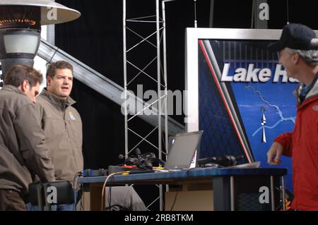 Teil der Mike and Mike Show von ESPN Radio, die gemeinsam von Mike Greenberg und Mike Golic beim Bassmasters Classic Professional Fishing Turnier in Greenville, South Carolina, ausgerichtet wird, mit Gastauftritt von Minister Dirk Kempthorne Stockfoto