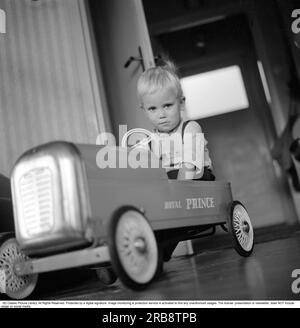 Der Junge in den 1960er. Ein Junge in seinem hübschen Tretwagen, mit der Aufschrift Royal Prince auf der Seite. Schweden 1966 Stockfoto