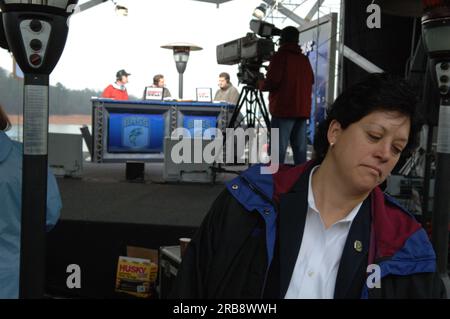Teil der Mike and Mike Show von ESPN Radio, die gemeinsam von Mike Greenberg und Mike Golic beim Bassmasters Classic Professional Fishing Turnier in Greenville, South Carolina, ausgerichtet wird, mit Gastauftritt von Minister Dirk Kempthorne Stockfoto