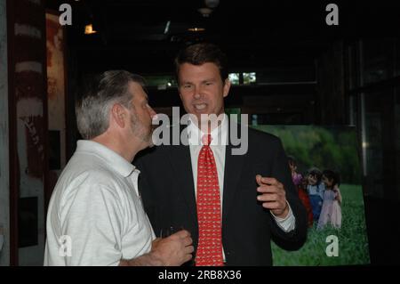 Besuch von Minister Dirk Kempthorne im National Zoo, Washington, D.C., für die Besichtigung und Teilnahme an der Kinder- und Naturveranstaltung zusammen mit National Zoo Director John Berry, Fish and Wildlife Service Director H. Dale Hall, preisgekrönter Journalist und Autor Richard Louv, Larry Selzer, Präsident und Vorstandsvorsitzender des Conservation Fund, und andere Mitglieder der Conservation Community Stockfoto