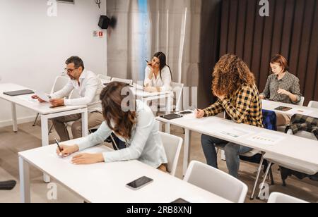 Eine Aufnahme wunderschöner, generationsübergreifender Schüler, die eine Abschlussprüfung im Klassenzimmer haben Stockfoto