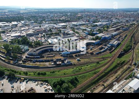 Standarddrehteller für Lokomotiven Drehteller mit Luftaufnahme Drehteller, Panoramaaussicht für Drehteller für Züge auf der Bahn Stockfoto