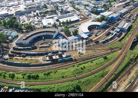 Standarddrehteller für Lokomotiven Drehteller mit Luftaufnahme Drehteller, Panoramaaussicht für Drehteller für Züge auf der Bahn Stockfoto