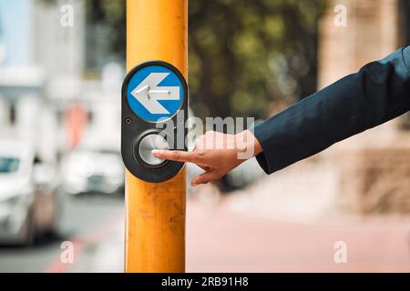 Frau, Hände und Pfeiltaste auf der Straße in der Stadt für Fußgänger beim Überqueren von Straßen für sichere Reisen im Freien. Weibliche Person, die Zeichen, Symbole oder Fußgängerübergänge berührt Stockfoto