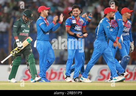 Der afghanische Bowler Fazalhaq Farooqi feiert, nachdem er Litton das Wicket während des Spiels Bangladesch-Afghanistan Second One Day International (ODI) erwischt hat Stockfoto