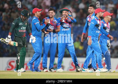 Der afghanische Bowler Fazalhaq Farooqi feiert, nachdem er Litton das Wicket während des Spiels Bangladesch-Afghanistan Second One Day International (ODI) erwischt hat Stockfoto