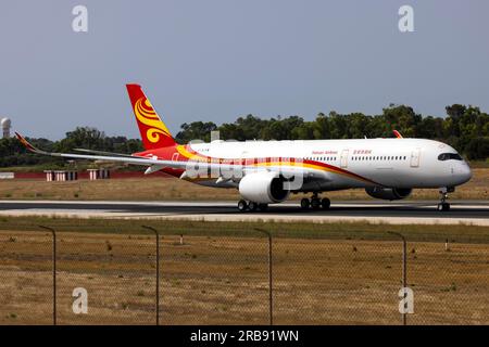 Airbus Industrie Airbus A350-941 (REG: F-WJKM) noch in der Aufmachung Hainan, Abflug nach Dublin, um in Fidschi Airways lackiert zu werden (REG: DQ-FAN). Stockfoto