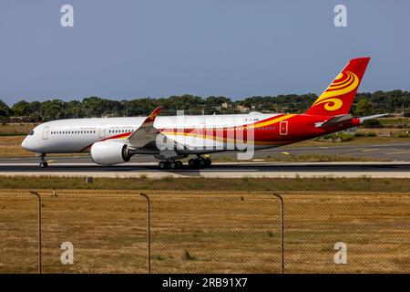 Airbus Industrie Airbus A350-941 (REG: F-WJKM) noch in der Aufmachung Hainan, Abflug nach Dublin, um in Fidschi Airways lackiert zu werden (REG: DQ-FAN). Stockfoto