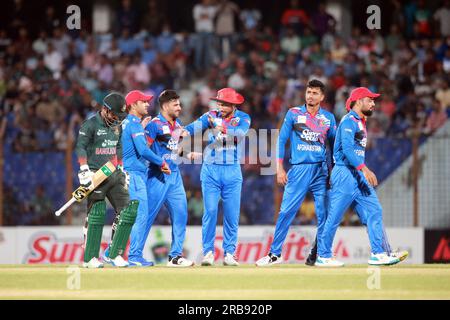 Der afghanische Bowler Fazalhaq Farooqi feiert, nachdem er Litton das Wicket während des Spiels Bangladesch-Afghanistan Second One Day International (ODI) erwischt hat Stockfoto