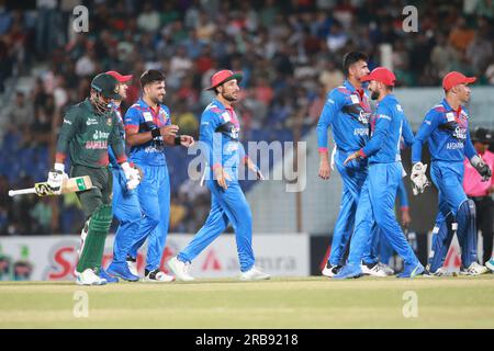 Der afghanische Bowler Fazalhaq Farooqi feiert, nachdem er Litton das Wicket während des Spiels Bangladesch-Afghanistan Second One Day International (ODI) erwischt hat Stockfoto