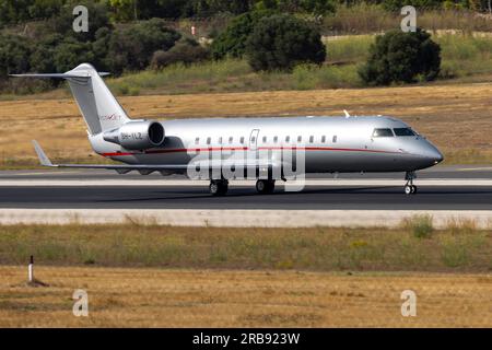 VistaJet Malta Bombardier Challenger 850 (CRJ-200SE - CL-600-2B19) (REG: 9H-ILZ) startet von Landebahn 31. Stockfoto