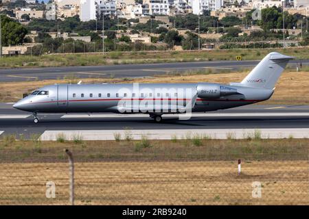 VistaJet Malta Bombardier Challenger 850 (CRJ-200SE - CL-600-2B19) (REG: 9H-ILZ) startet von Landebahn 31. Stockfoto