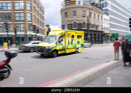 london Krankenwagen auf Speed Notfall Service Callout in Old Street london uk Stockfoto