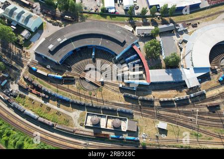 Standarddrehteller für Lokomotiven Drehteller mit Luftaufnahme Drehteller, Panoramaaussicht für Drehteller für Züge auf der Bahn Stockfoto